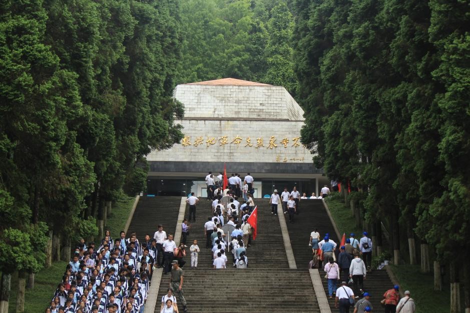 6月10日，全體員工參觀井岡山革命烈士陵園，并向革命烈士陵園敬獻花圈。