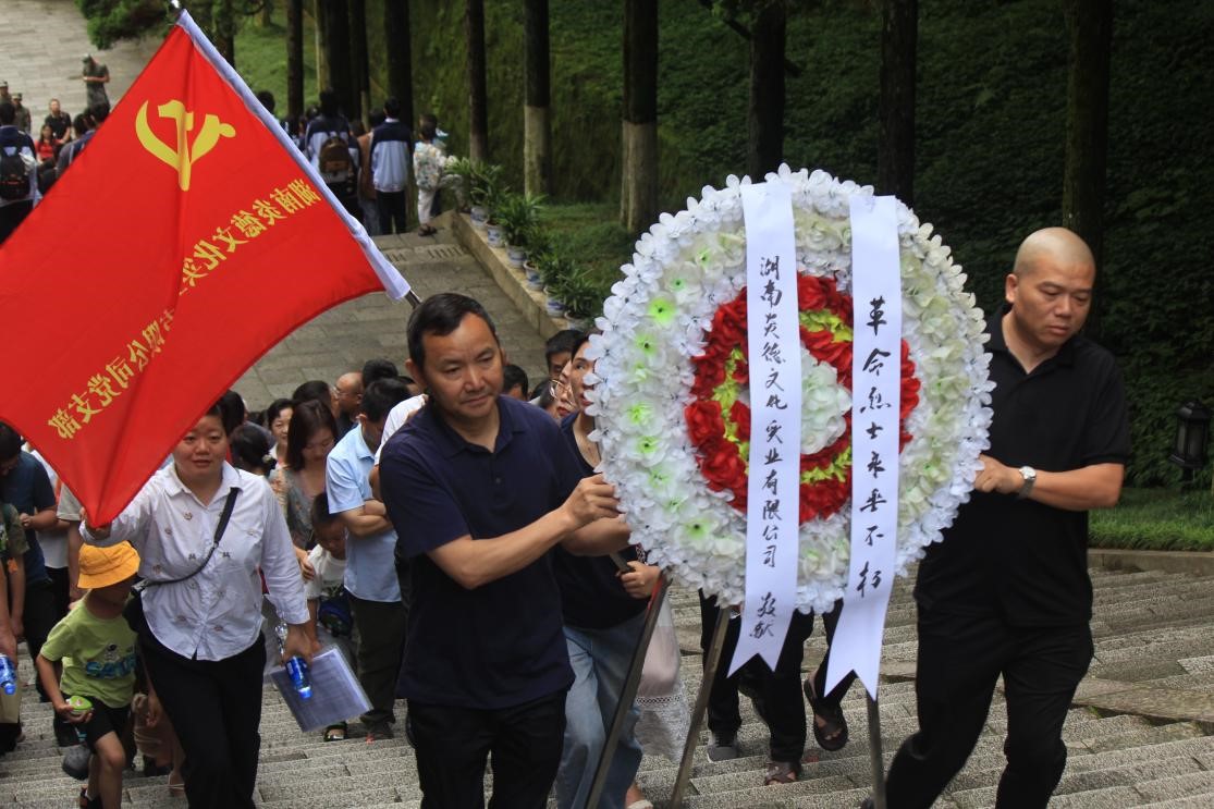 6月10日，全體員工參觀井岡山革命烈士陵園，并向革命烈士陵園敬獻花圈。